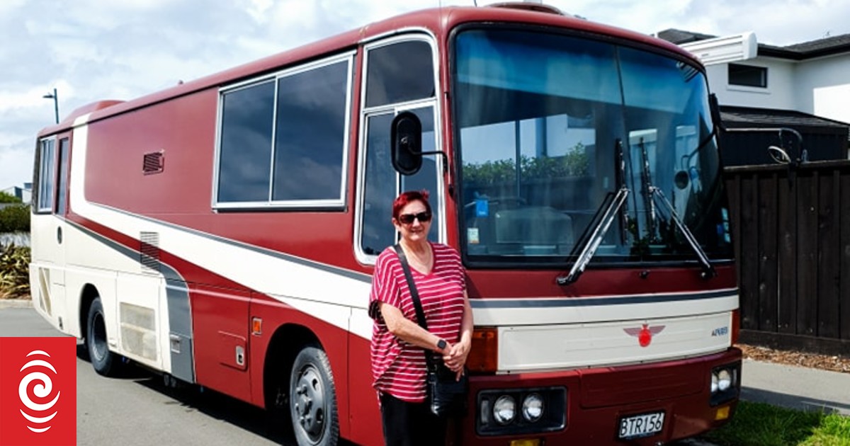 Life on the road in house bus best decision for Kathy & Sharon | RNZ