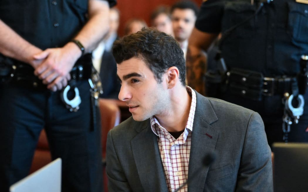 Luigi Mangione (R) confers with his attorney Jacob Kaplan (L) at Manhattan Supreme Court during an evidentiary hearing in the murder case of UnitedHealthcare CEO Brian Thompson, in New York, on December 1, 2025.