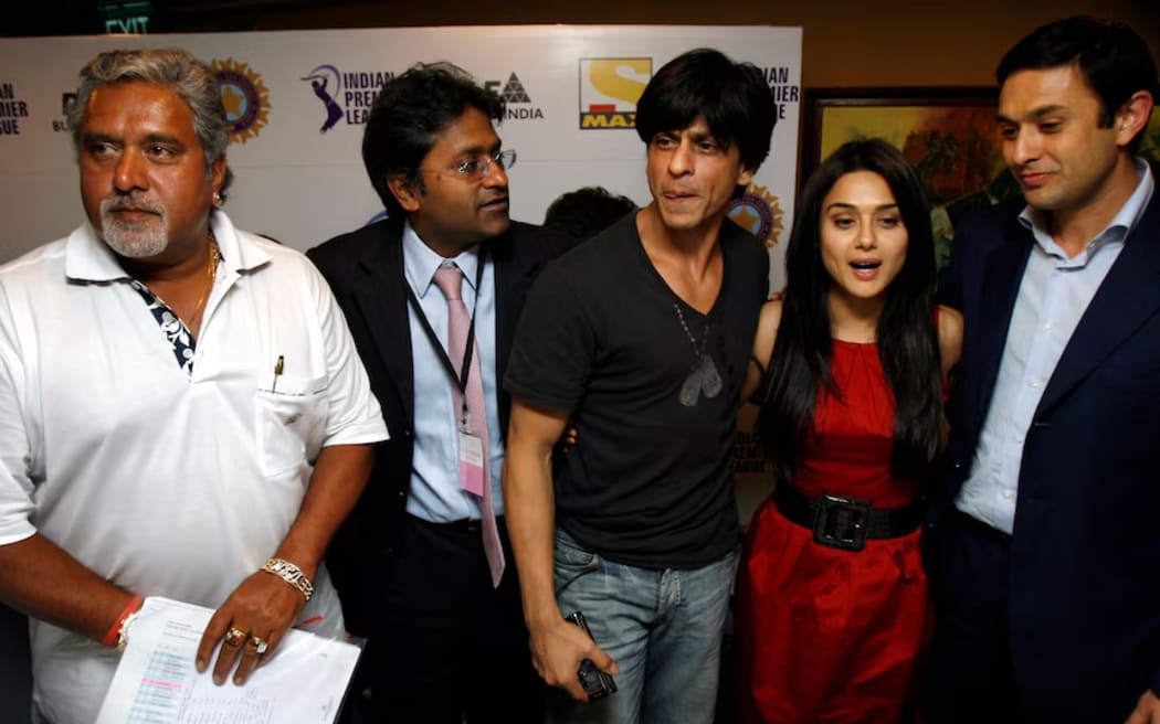 Lalit Modi (second from left) at an IPL event with Bollywood superstar Shah Rukh Khan (centre) in 2008. (Reuters: Punit Paranjpe)