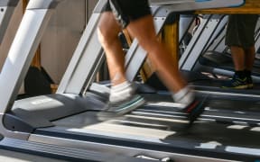 02 June 2020, Berlin: A man runs on a treadmill at the John Reed Fitness Music Club in Prenzlauer Berg. Photo: Jens Kalaene/dpa-Zentralbild/dpa (Photo by JENS KALAENE / dpa-Zentralbild / dpa Picture-Alliance via AFP)