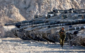 Israeli army tanks take position at the border between Israel and the Gaza Strip on May 29, 2025, amid the ongoing war between Israel and Palestinian militant movement Hamas. (Photo by Jack GUEZ / AFP)