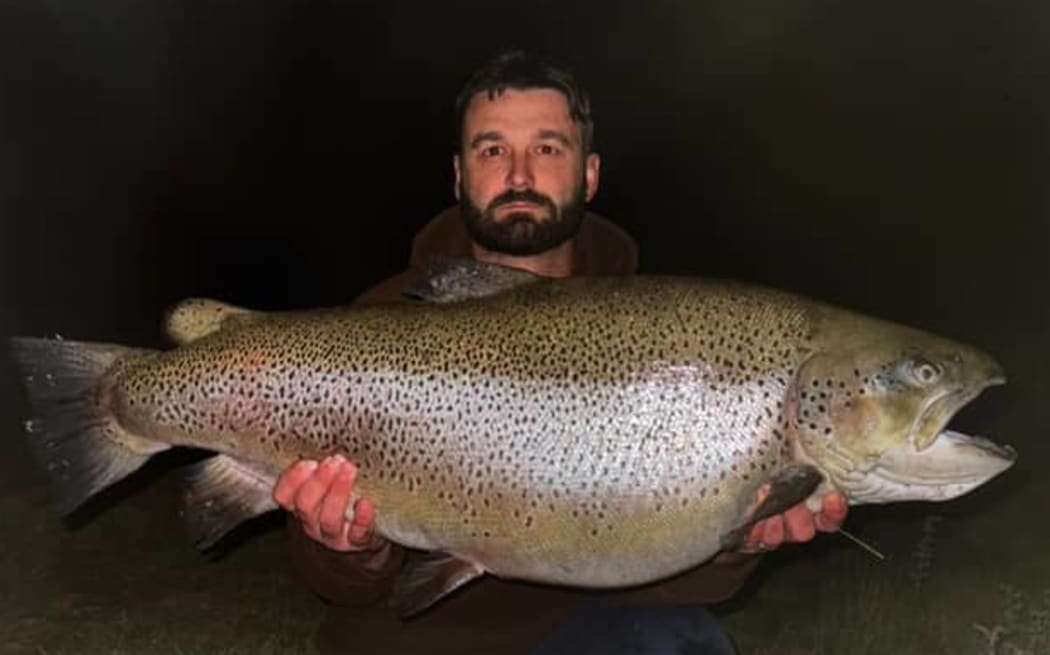 Paul Rahman with his record brown trout he caught in Ōhau Canal. 