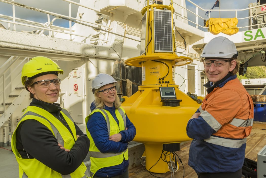 Claire Conwell (GWRC), Joanne O'Callaghan (NIWA) and Mike Brewer (NIWA) about to install the WRIBO buoy in Wellington harbour in July 2017.