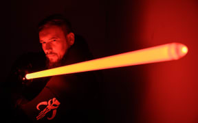 Weekly they train duels with lightsabers, like in the world-famous "Star Wars" movies. (for dpa: "Protective armour instead of Jedi Robe - Training for fight with lightsaber") Photo: Sebastian Gollnow/dpa