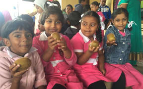 Molumolu Primary School Children with kiwifruit