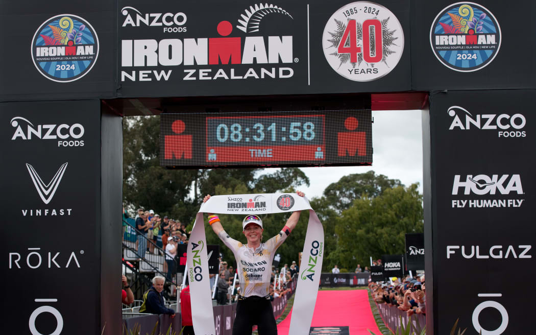 Steve McKenna gana el Ironman Nueva Zelanda