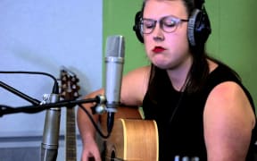 Nadia Reid performing Call the Days live on RNZ.