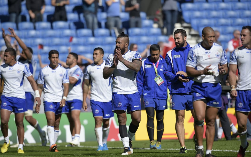 Manu Samoa players thank the crowd after beating USA at the Rugby World Cup.