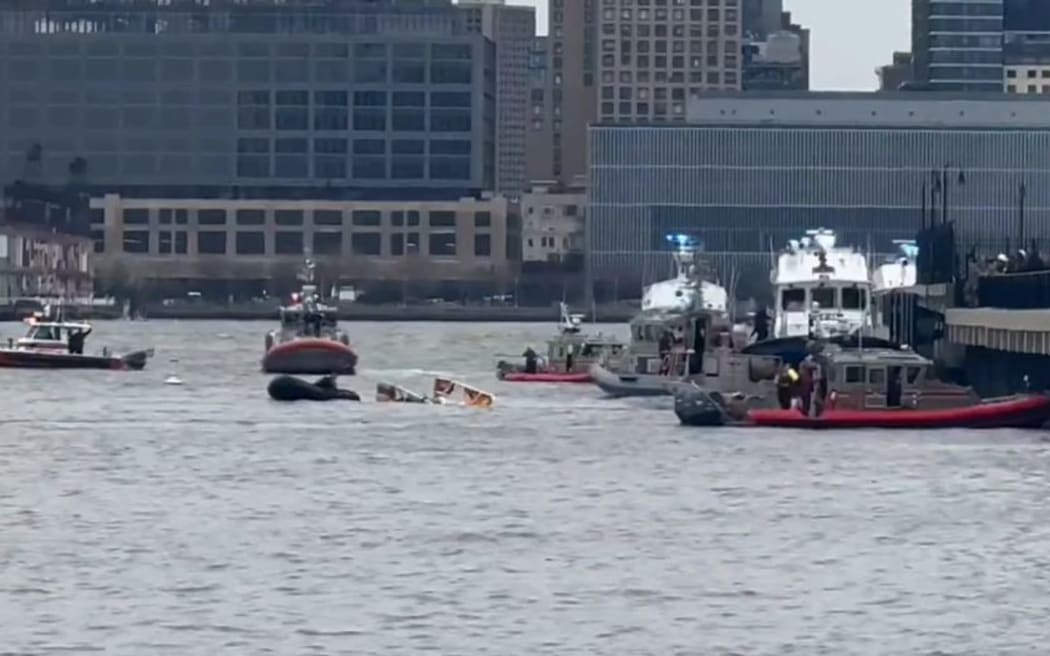 Chopper crashes into Hudson River