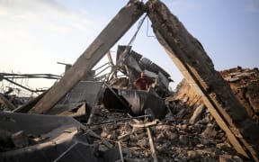 Palestinians are inspecting the site of an Israeli strike in al-Zawayda in the central Gaza Strip on August 17, 2024, amid the ongoing conflict between Israel and the militant group Hamas. (Photo by Majdi Fathi/NurPhoto) (Photo by MAJDI FATHI / NurPhoto / NurPhoto via AFP)