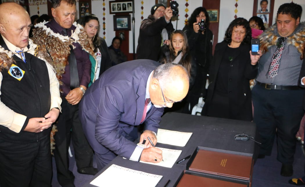 Rua Kēnana pardoning agreement ceremony in the Ureweras.