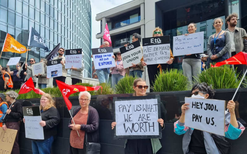 About 40 TVNZ staff picket over stalled pay negotiations | RNZ