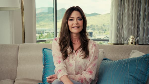 aka Charlie Sheen. Denise Richards in Charlie Sheen. Cr. Courtesy of Netflix © 2025