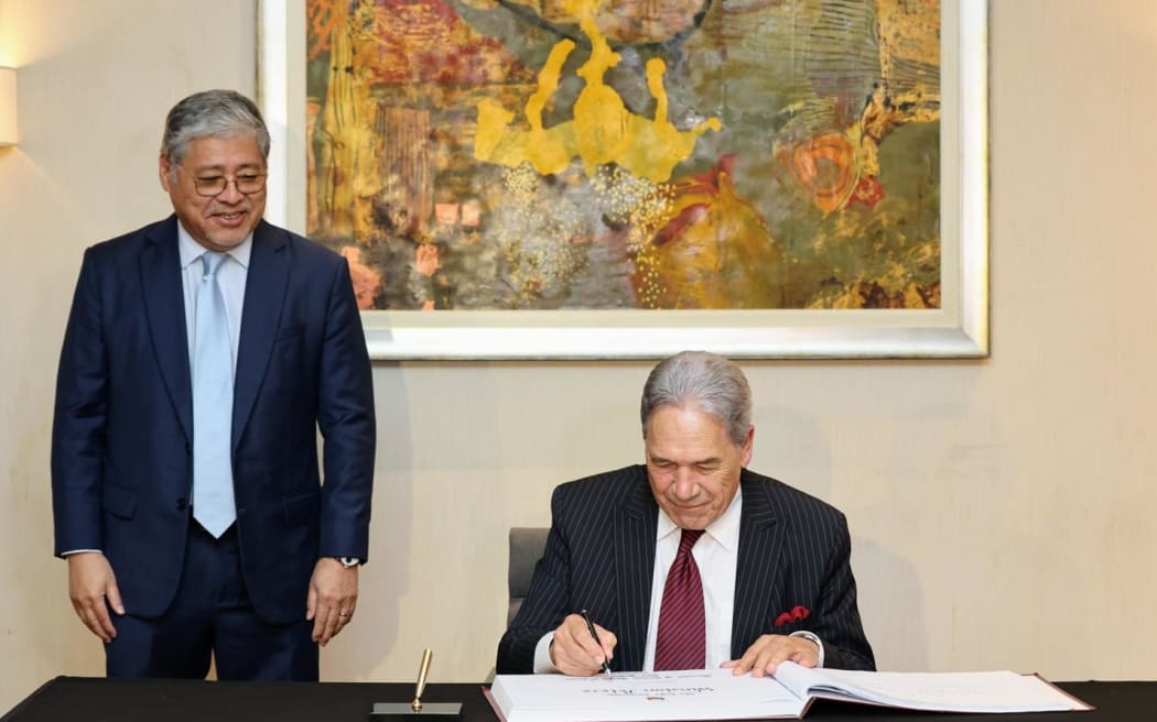 Winston Peters, Philippines Foreign Secretary Enrique Manalo