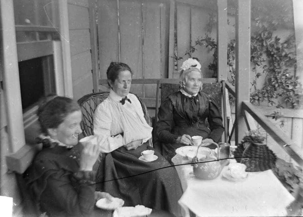Older women led the trend for Southlanders to only roll the letter R after a vowel (the postvocalic R). This archive photo shows Amy Kirk, Sarah Jane Kirk, and another woman taking tea on a verandah sometime between 1895-1915