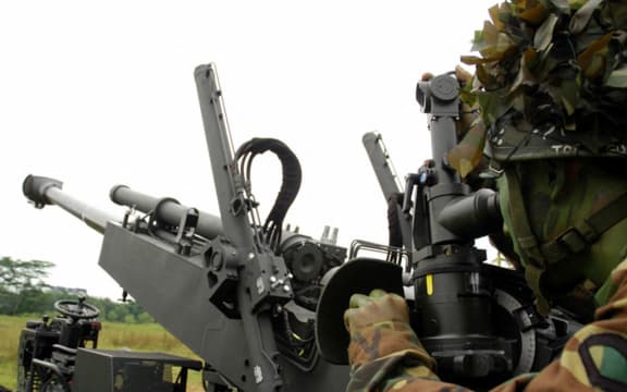 This handout photo made available 22 July 2006 shows a soldier manned the Singapore Light-weight Howitzer during an annual artillery training exercise in New Zealand.  "Secret" weapons are among the arsenal of Singapore's armed forces which are seeking to harness technology as a tool to help soldiers win on the battlefield, a senior defence ministry official says.   AFP PHOTO/MINDEF/HO (Photo by HO / MINDEF / AFP)