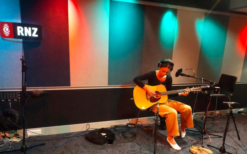 Grace Cummings plays live in RNZ Studio