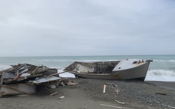 Abandoned San Rosa shipwreck finally removed from East Coast beach | RNZ
