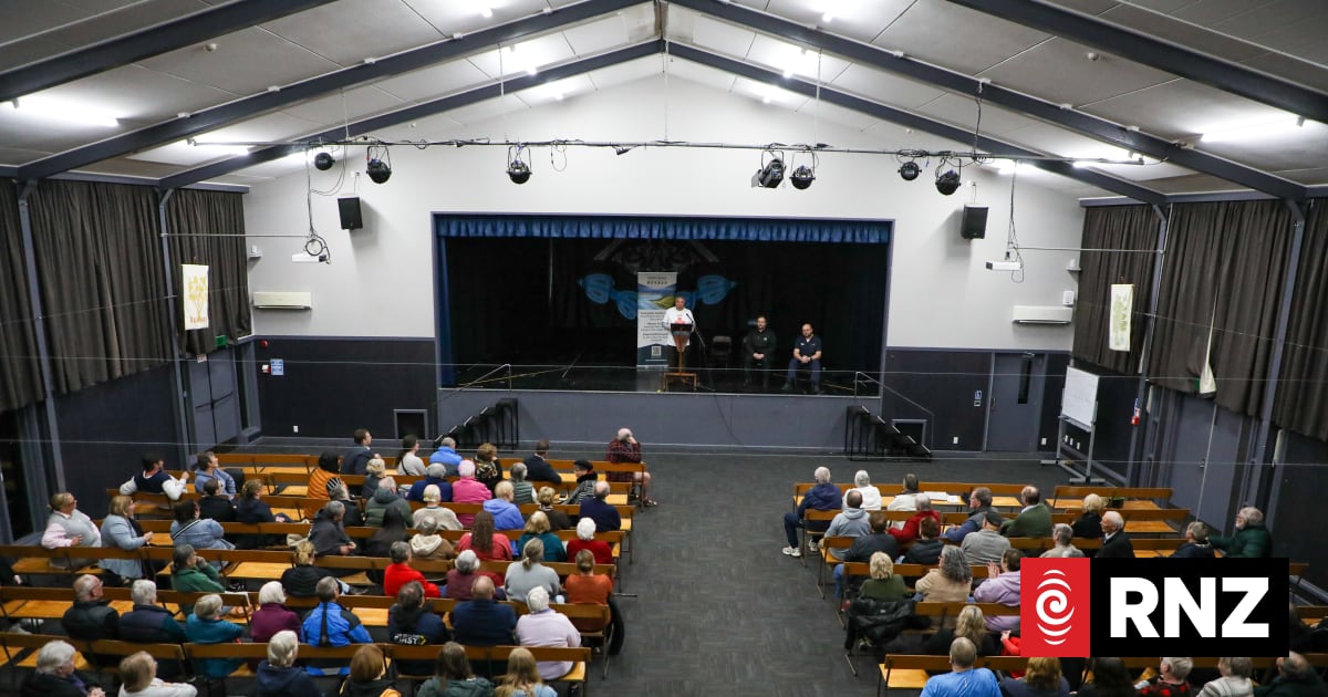 Locals voice concerns about Pahīatua Medical Centre at public meeting