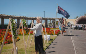 Napier Mayor Kirsten Wise laying a wreath at the ceremony.
