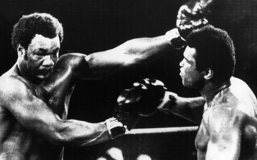 US heavyweight boxer Muhammad Ali (r) in the historic fight with his opponent George Foreman. Ali won back the world championship title in a sensational knock-out fight on 30 October 1974. | usage worldwide (Photo by DPA / DPA / dpa Picture-Alliance via AFP)
