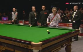 Snooker fan lines up her shot