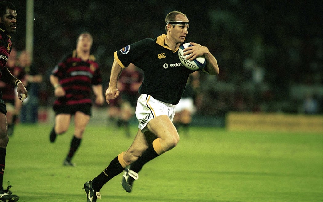 Jason O'Halloran runs in a try at the NPC rugby union final between Canterbury and Wellington in 2000.
