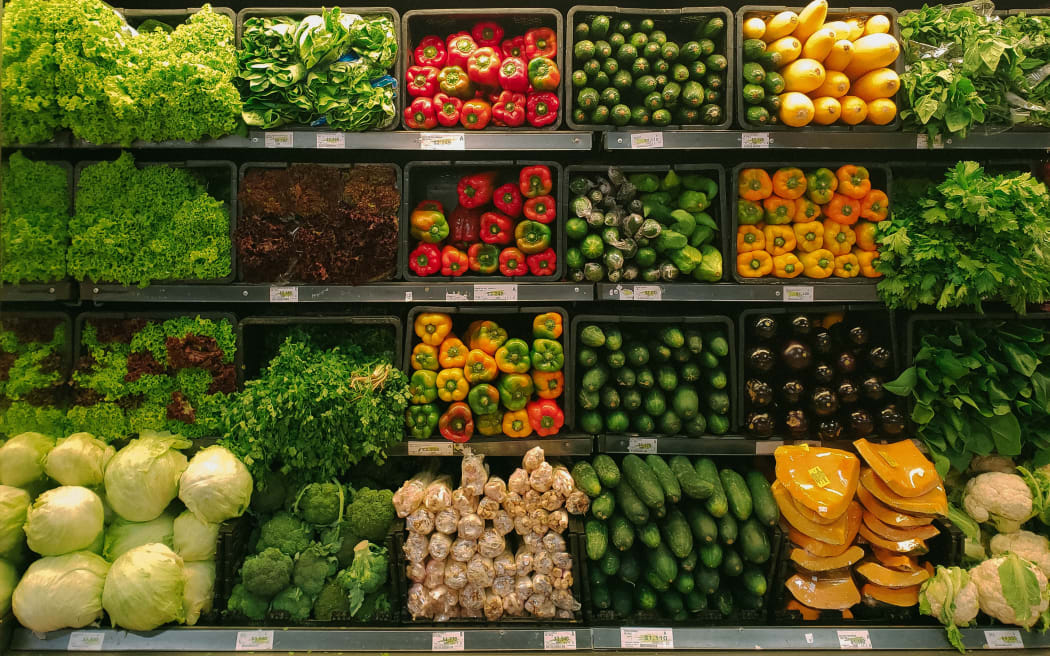 超市货架上的蔬菜。