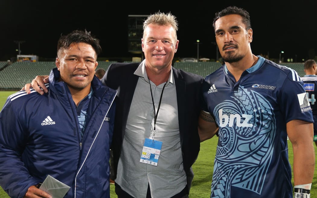 Keven Mealamu (L), Sir John Kirwan and Jerome Kaino (R)
