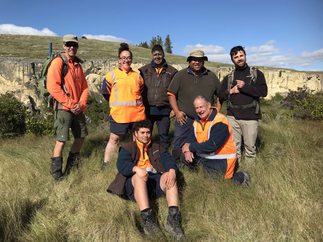 Tom & Clement from DOC (at end left and right). (Back) Jamie, Patrick, Mauriri. (Front) Kauri and Les from Whiria te Waitaki.