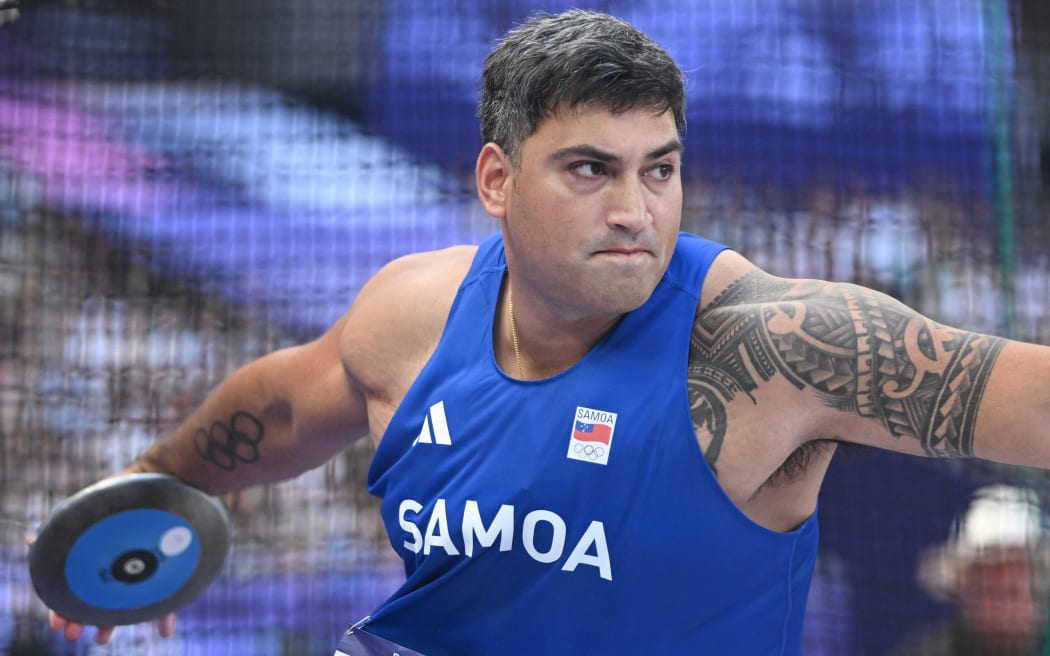 Samoa's Alex Rose competes in the men's discus throw qualification of the athletics event at the Paris 2024 Olympic Games at Stade de France in Saint-Denis, north of Paris, on August 5, 2024. (Photo by Kirill KUDRYAVTSEV / AFP)