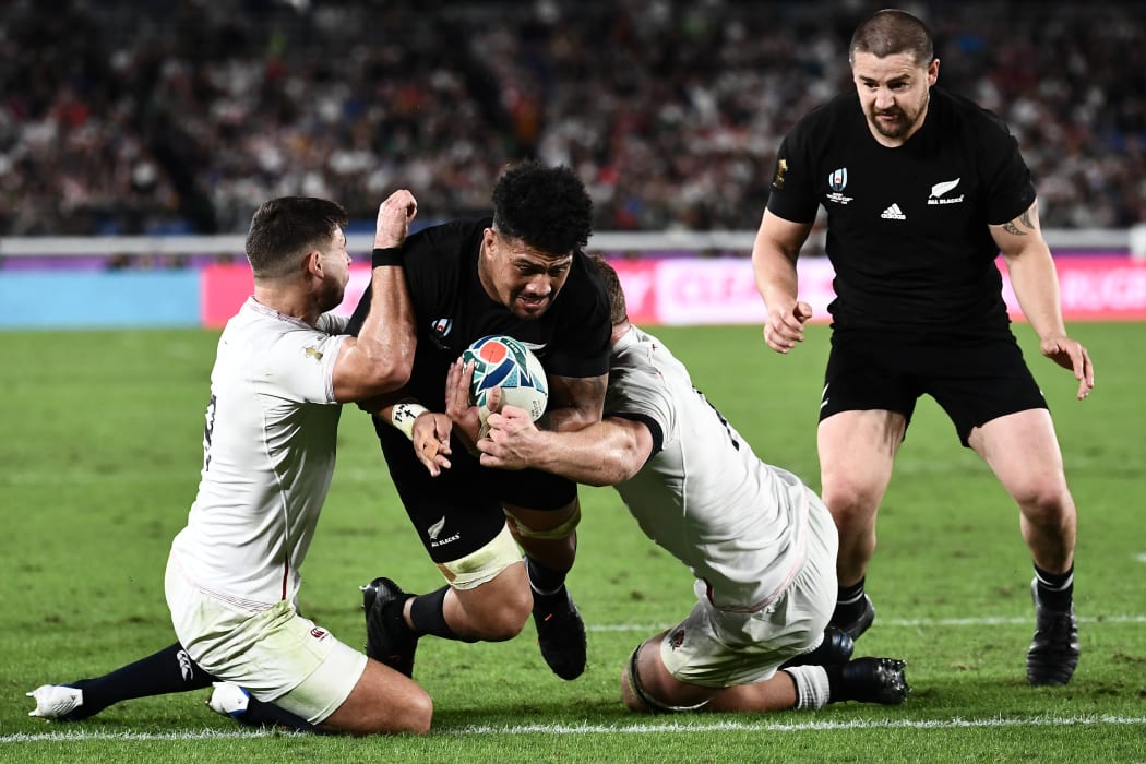 New Zealand's flanker Ardie Savea (2nd L) scores a try during the Japan 2019 Rugby World Cup semi-final match between England and New Zealand at the International Stadium Yokohama in Yokohama on October 26, 2019.