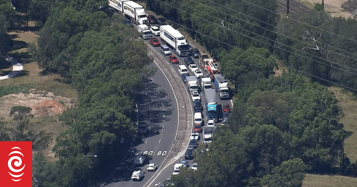 Sydney's M4 tunnel shut over fears concrete roofing could fall onto vehicles