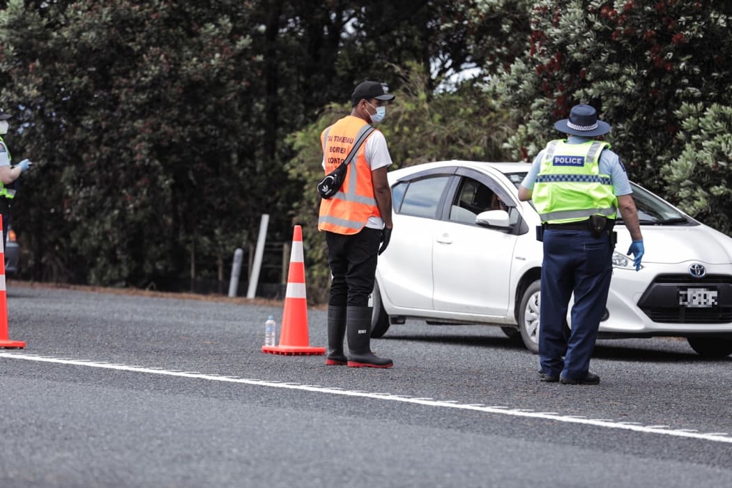 Police with iwi support at a checkpoint on SH1 at Uretiti as the Auckland region boundary opened, 15 December 2021.