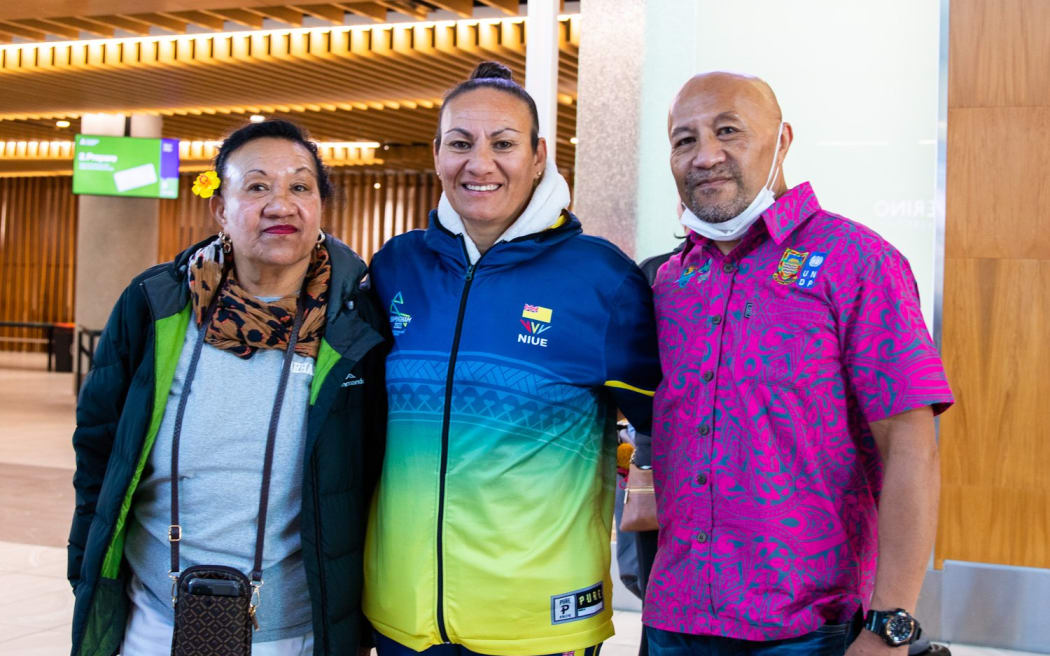 Commonwealth Games - Niue flagbearer Olivia Buckingham with relatives