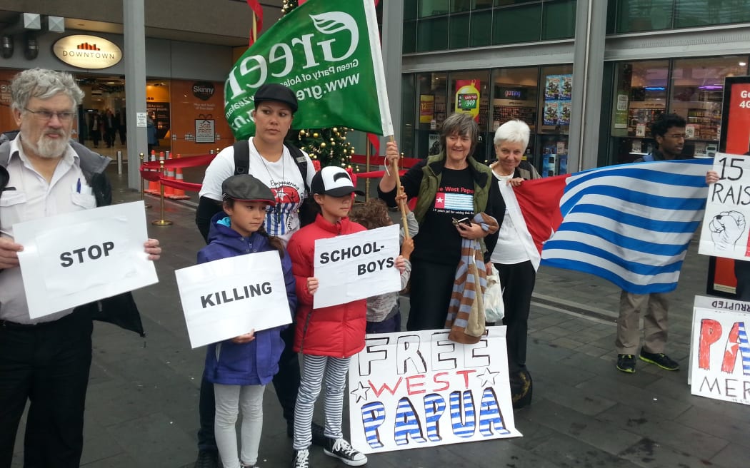 Maire Leadbeater with Greens MP Catherine Delahunty at an Auckland rally.