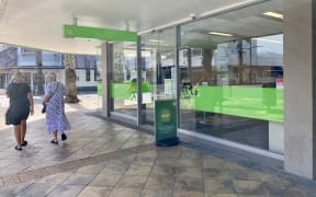 More than 30 mayors from the Far North to Southland have signed a letter urging the Government to set up a formal inquiry into the impact of bank branch closures on provincial communities.