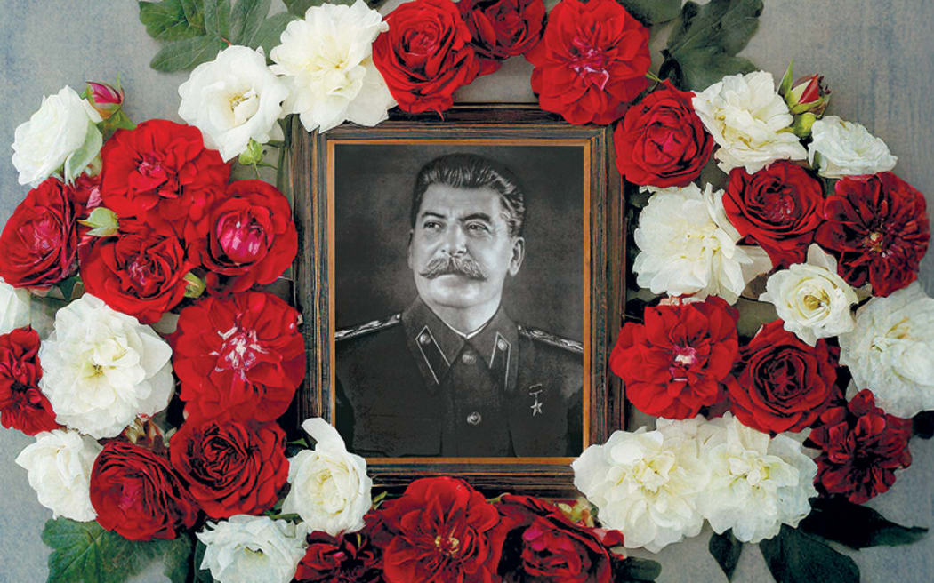 The cover of the book "The Death of Stalin". It features a framed portrait of Stalin surrounded by a red and white flower wreath.