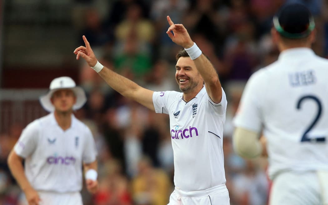 England's James Anderson (C) celebrates taking the wicket of South Africa's Simon Harmer on day 3 of the second Test match between England and South Africa at the Old Trafford cricket ground in Manchester, north-west England on August 27, 2022. (Photo by Lindsey Parnaby / AFP) / RESTRICTED TO EDITORIAL USE. NO ASSOCIATION WITH DIRECT COMPETITOR OF SPONSOR, PARTNER, OR SUPPLIER OF THE ECB