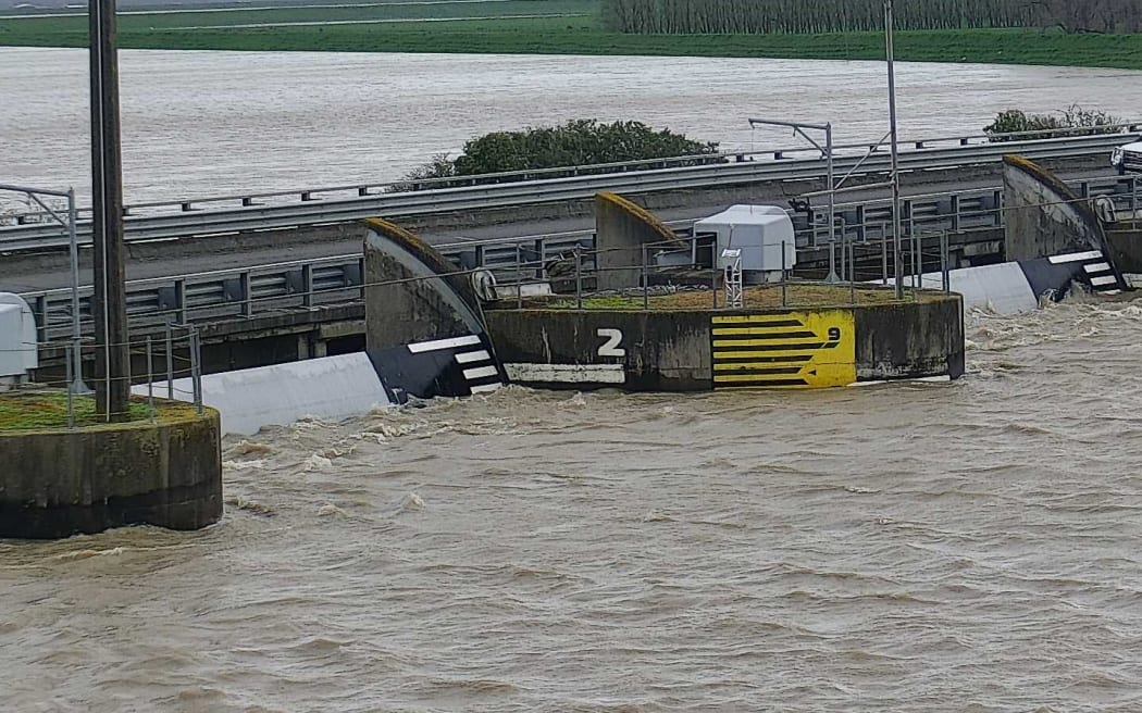 The Moutoa floodgates will remain open on Monday night to continue relieving pressure on the bottom stem of the Manawatū River.
