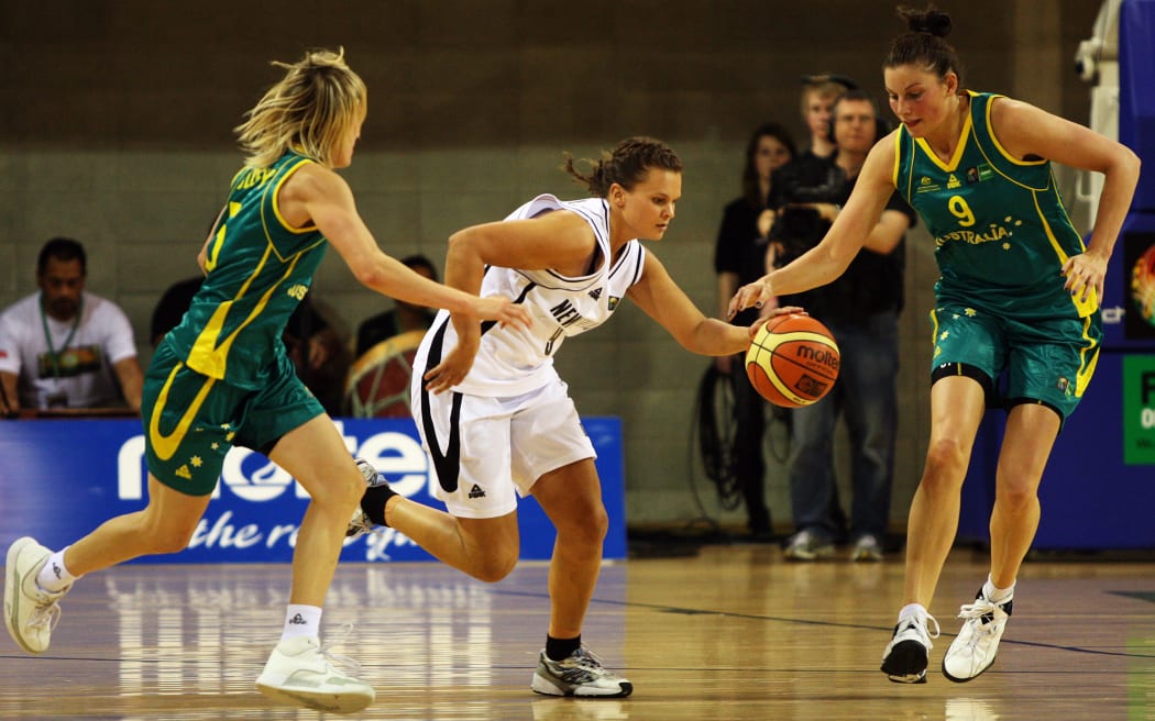 Tall Ferns guard Suzie Bates drives between Jessica Bibby and Hollie Grima.
International women's basketball  August 2009.