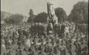 The 1917 unveiling of the Scott statue