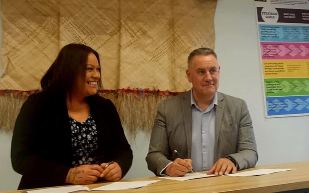 Hana Fanene-Taiti and Phil Alexander-Crawford sign the MOU for Project Fetu.
