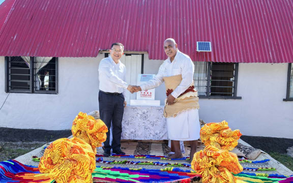 Ambassador Zhou Jian handed over 100,000 Fijian dollars worth of solar streetlights, household solar facilities, and a mini-van donated by the Chinese Embassy to Lau. 
This is part of the embassy’s ongoing efforts to contribute to communities across Fiji. Till now, Ambassador Zhou has travelled to Vanua Levu, Taveuni, Kadavu and Lau, and made donations that help improve the lives of local people. He looks forward to bringing the benefits of China-Fiji cooperation to more islands.