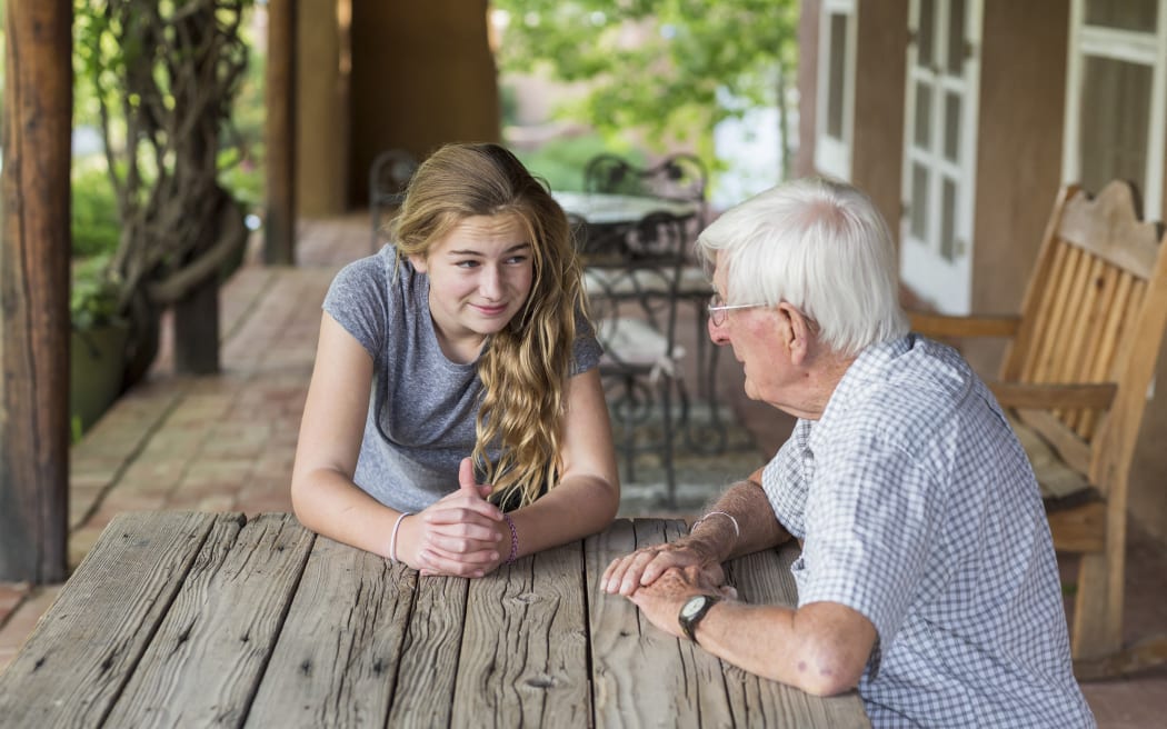 [New Mexico, United States]  Une adolescente en conversation avec son grand-père (Photo de Mint Images / Mint Images / Mint Images via AFP)