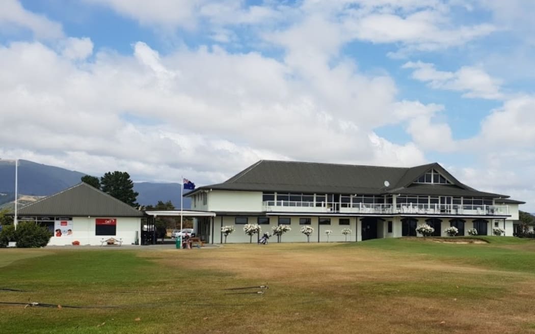 The Nelson Golf Club has said the runway extension poses an "existential" threat to the club, its leaders warned.