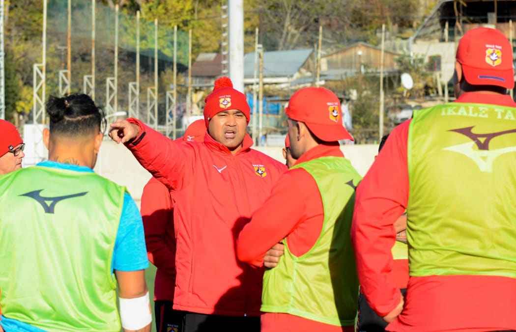 'Ikale Tahi coach Toutai Kefu issues instructions at training.