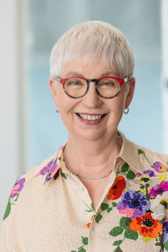 Head and shoulders photo of music writer Elizabeth Kerr.