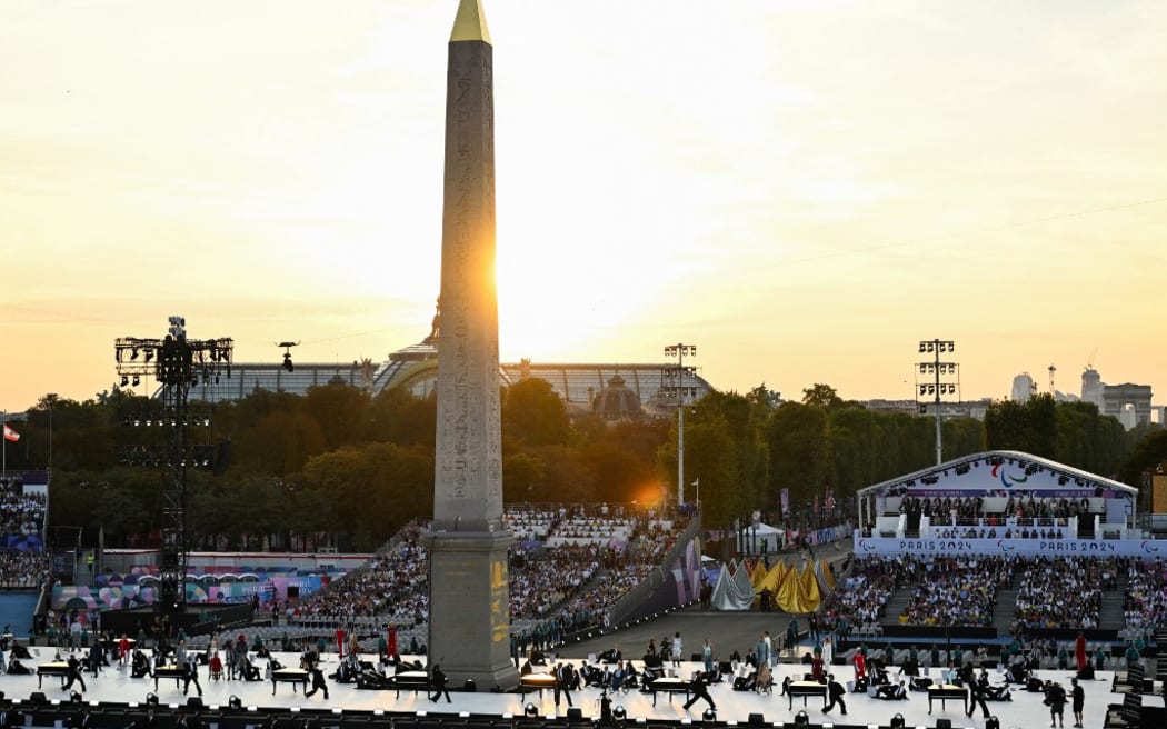 Los bailarines actúan durante la ceremonia de apertura de los Juegos Paralímpicos París 2024 en la Plaza de la Concordia con el Obelisco de Luxor (Obelisco de Luxor) el 28 de agosto de 2024 en París. (Foto de Bertrand GUAY / AFP)