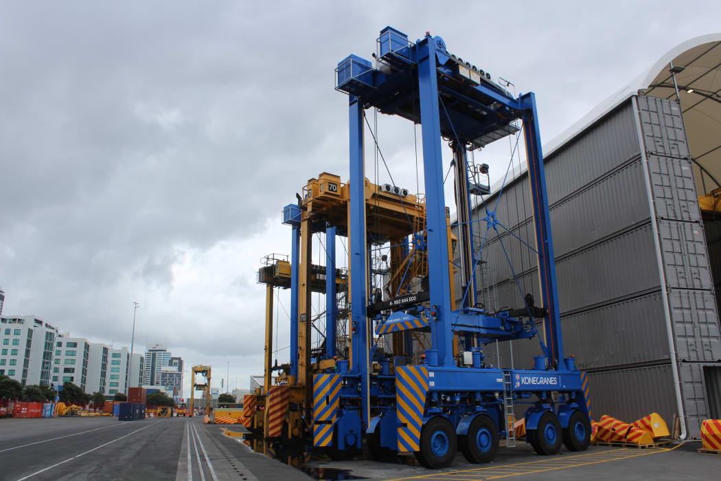 The Ports of Auckland is introducing new driver-less container movers. The automated versions is blue, the driven straddle carrier is yellow.
